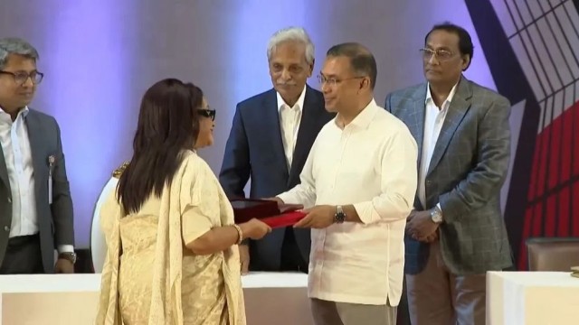 একুশে পদক প্রদান করলেন প্রধানমন্ত্রী