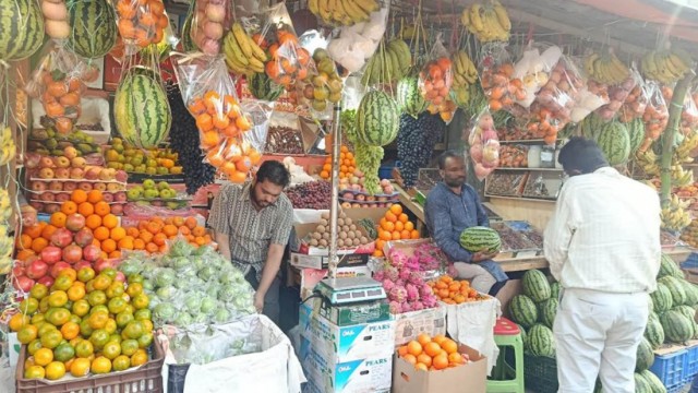 রমজানে বেড়েছে সব ফলের দাম, চাপে ক্রেতারা