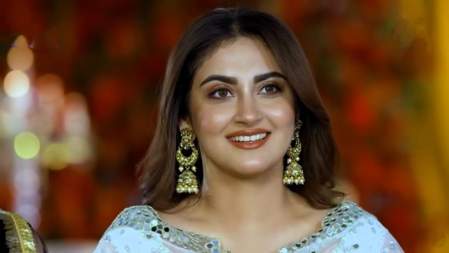 ভাইরাল ক্লিপ নিয়ে মুখ খুললেন জনপ্রিয় অভিনেত্রী হিবা বুখারী